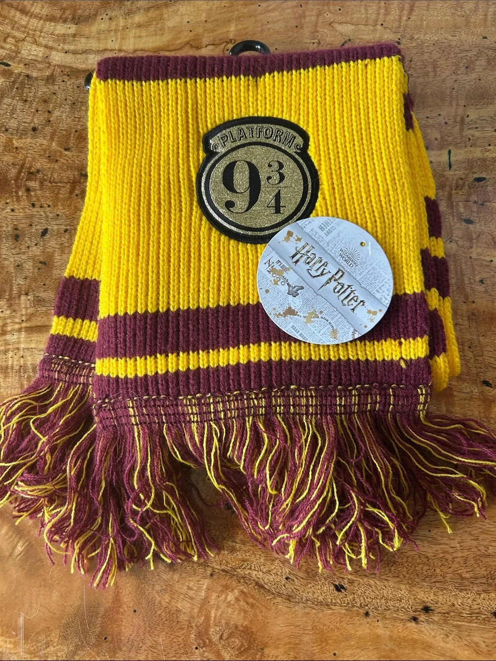 NWT BIOWORLD Harry Potter Gryffindor Platform 9 3/4 Knit Scarf